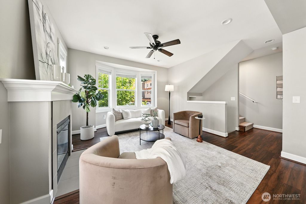 Photo of 1021 10th Avenue NE, Issaquah, WA 98029 (MLS # 2412170)