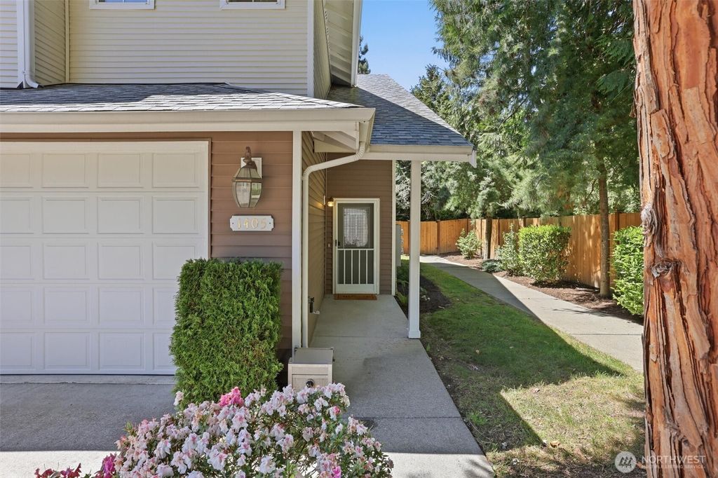 Photo of 1405 NE 166th Court #16, Shoreline, WA 98155 (MLS # 2530381)