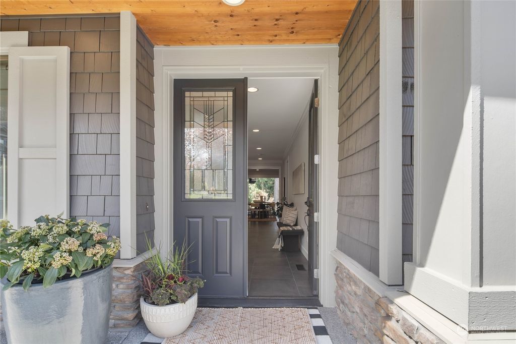 Photo of 8109 125th Place NE, Kirkland, WA 98033 (MLS # 2052155)