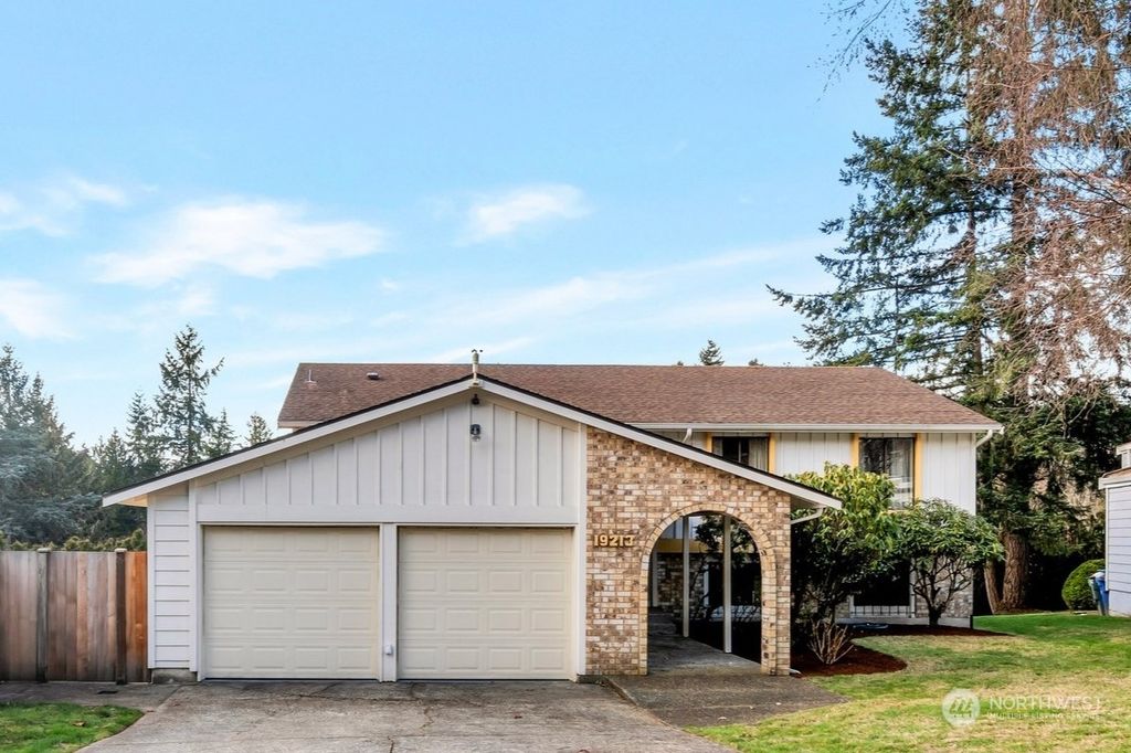 Photo of 19213 35th Place NE, Lake Forest Park, WA 98155 (MLS # 2203978)
