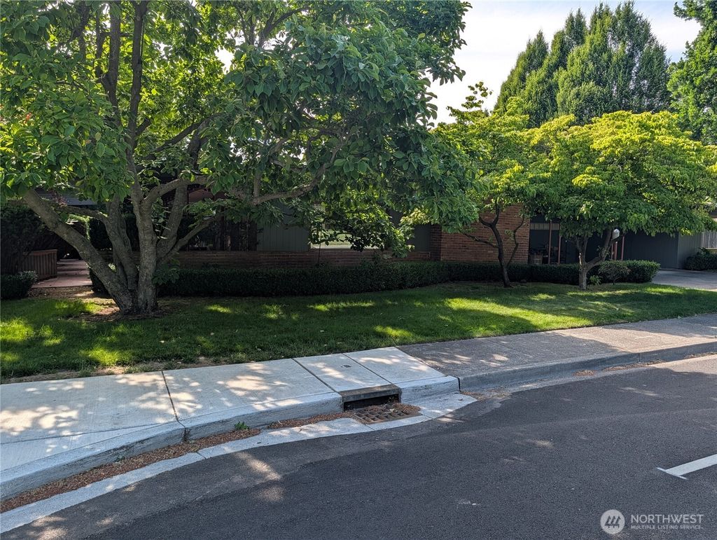 Photo of 212 S Division Street, Walla Walla, WA 99362 (MLS # 2532136)