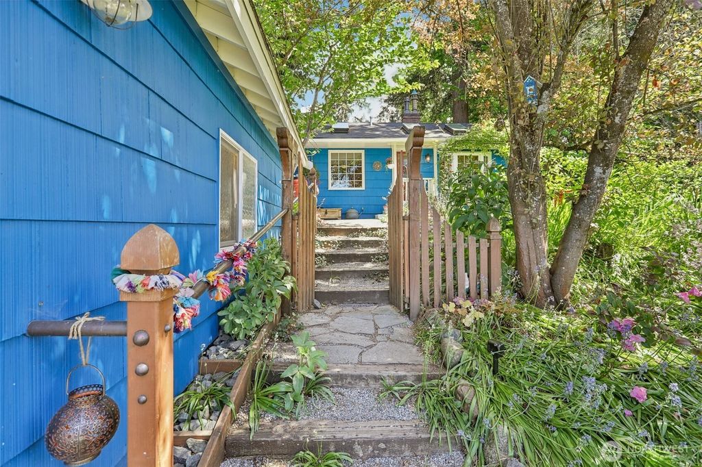 Photo of 9730 46th Avenue NE, Seattle, WA 98115 (MLS # 2437531)
