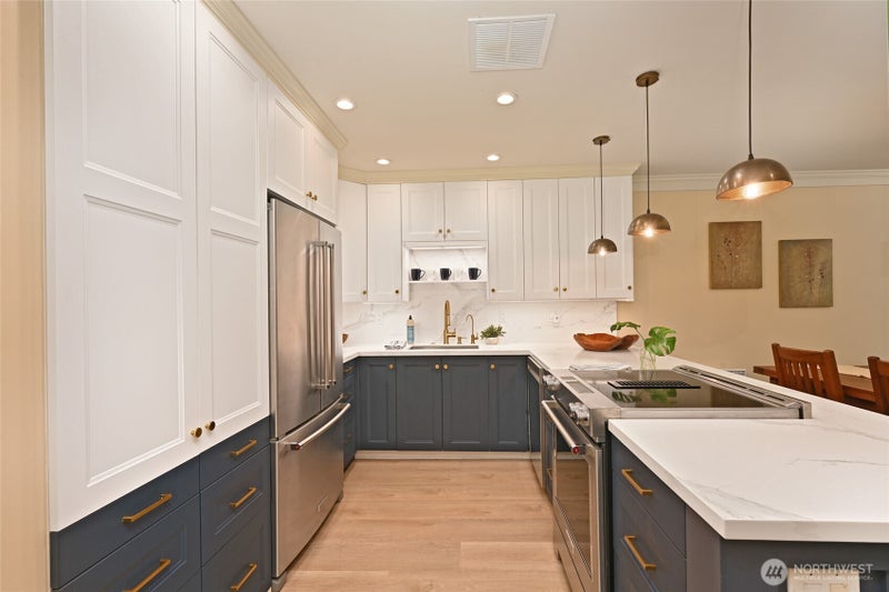 5858 NE Parkpoint Drive F-203