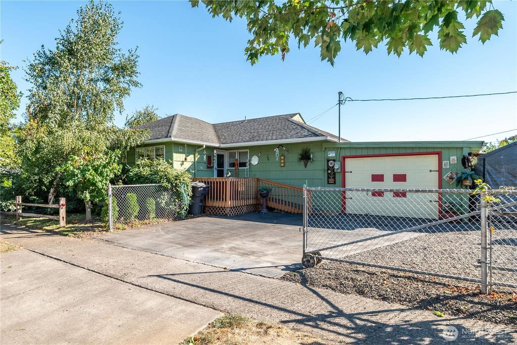 Photo of 971 19th Avenue, Longview, WA 98632 (MLS # 2537072)