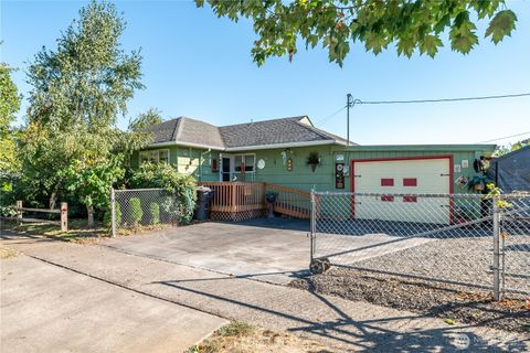 Photo of 971 19th Avenue, Longview, WA 98632 (MLS # 2537072)