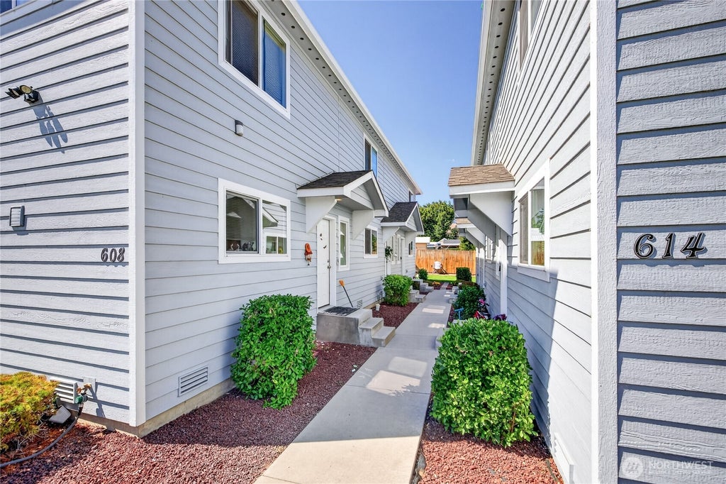 Photo of 608 Sunset Avenue #1, Wenatchee, WA 98801 (MLS # 2576020)