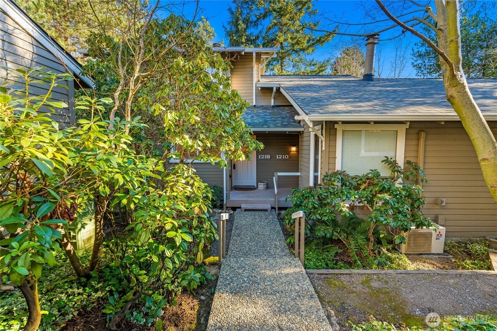 Photo of 1218 101st Place NE, Bellevue, WA 98004 (MLS # 2576978)