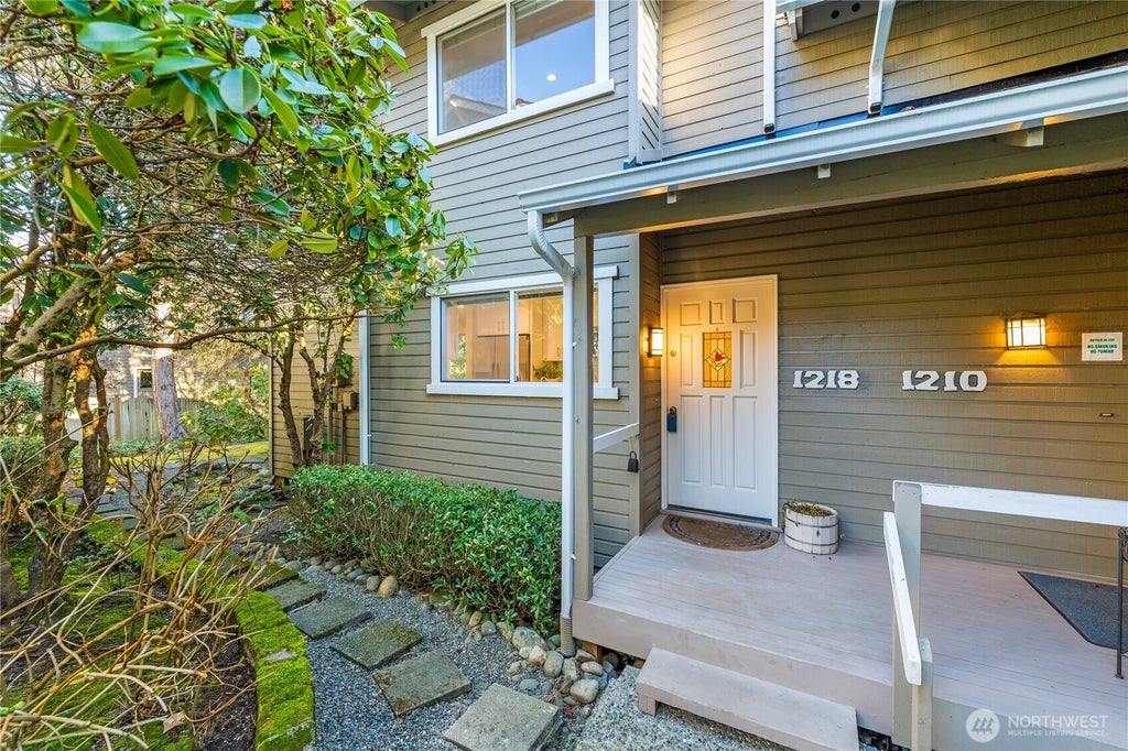 Photo of 1218 101st Place NE, Bellevue, WA 98004 (MLS # 2576978)