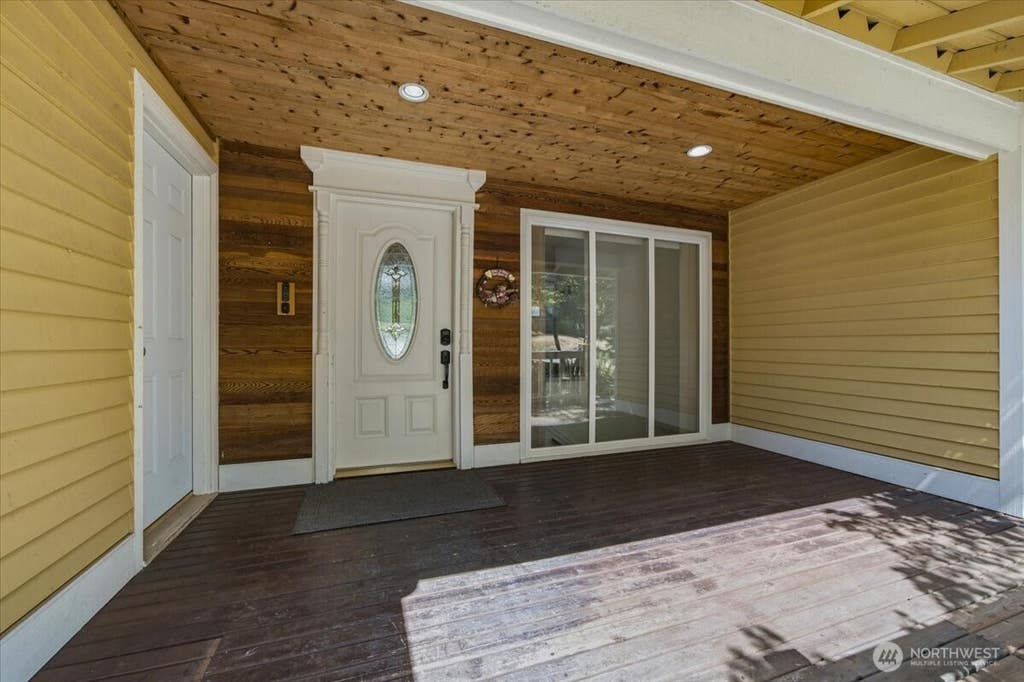 Photo of 15644 SE 42nd Court, Bellevue, WA 98006 (MLS # 2568248)