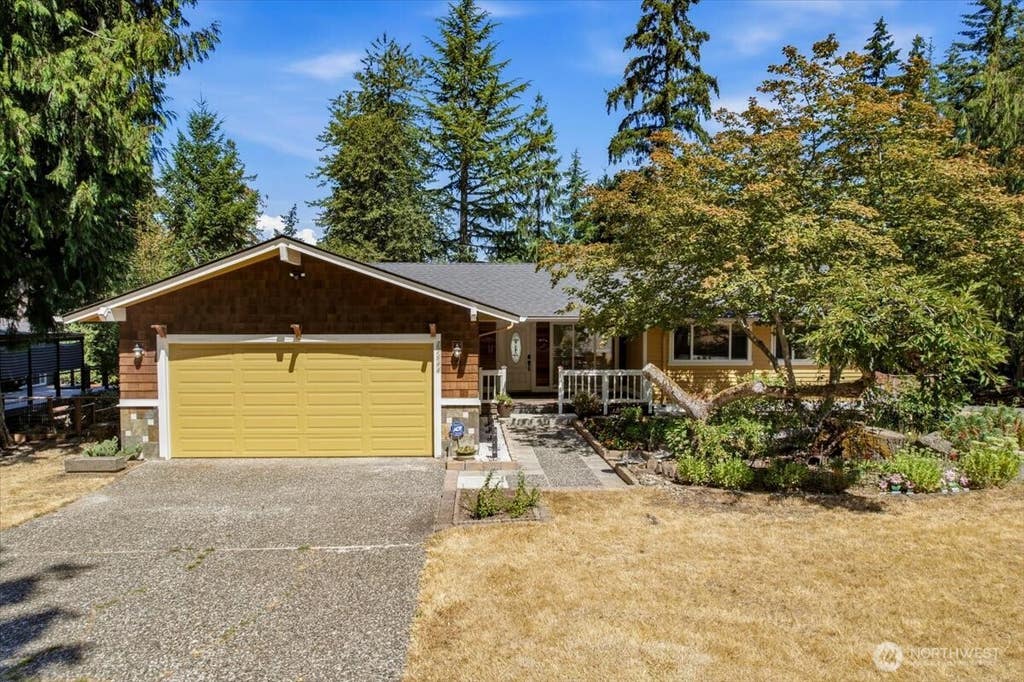 Photo of 15644 SE 42nd Court, Bellevue, WA 98006 (MLS # 2568248)