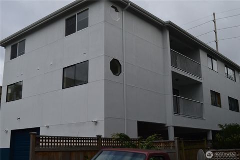 Photo of 929 N 105th Street #C, Seattle, WA 98133 (MLS # 2513830)