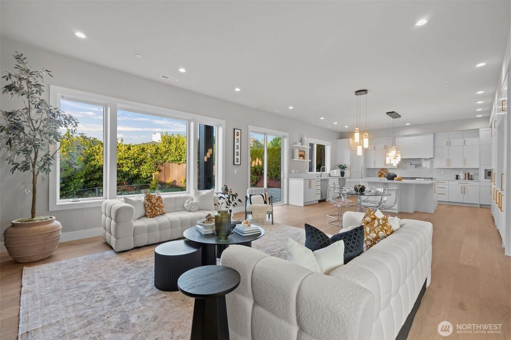 Photo of 904 N 33rd Place, Renton, WA 98056 (MLS # 2472702)