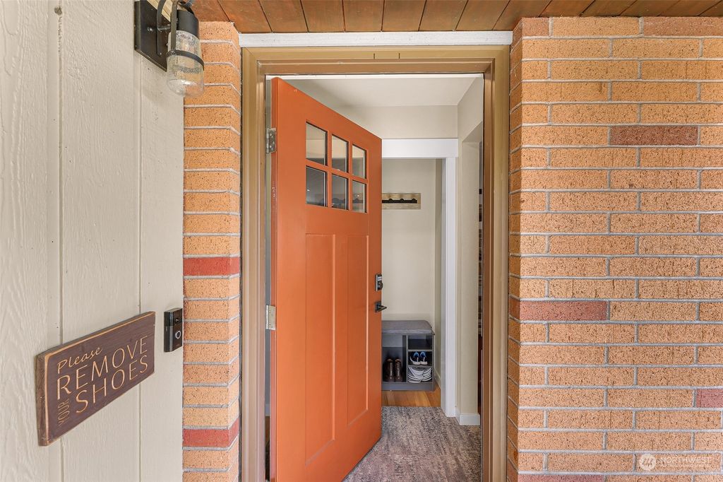 Photo of 2901 NE 8th Place, Renton, WA 98056 (MLS # 2234047)