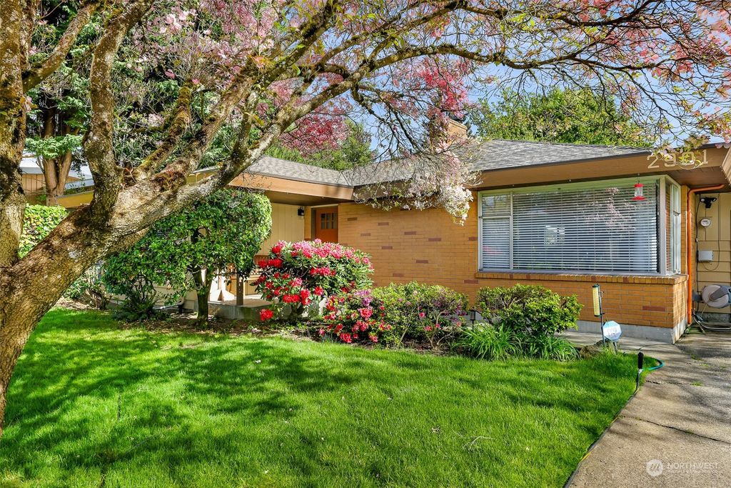 Photo of 2901 NE 8th Place, Renton, WA 98056 (MLS # 2234047)