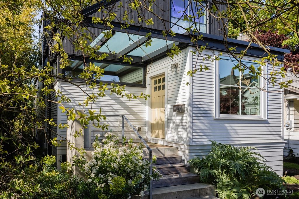 Photo of 614 W Halladay Street, Seattle, WA 98119 (MLS # 2376439)