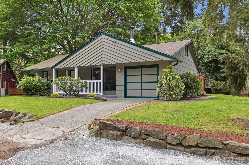 Photo of 1013 NE 126th Street, Seattle, WA 98125 (MLS # 2519489)