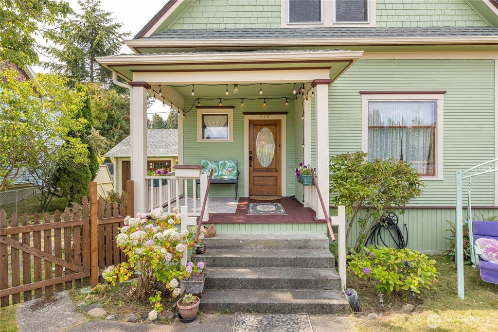 Photo of 220 W 11th Street, Port Angeles, WA 98362 (MLS # 2573296)