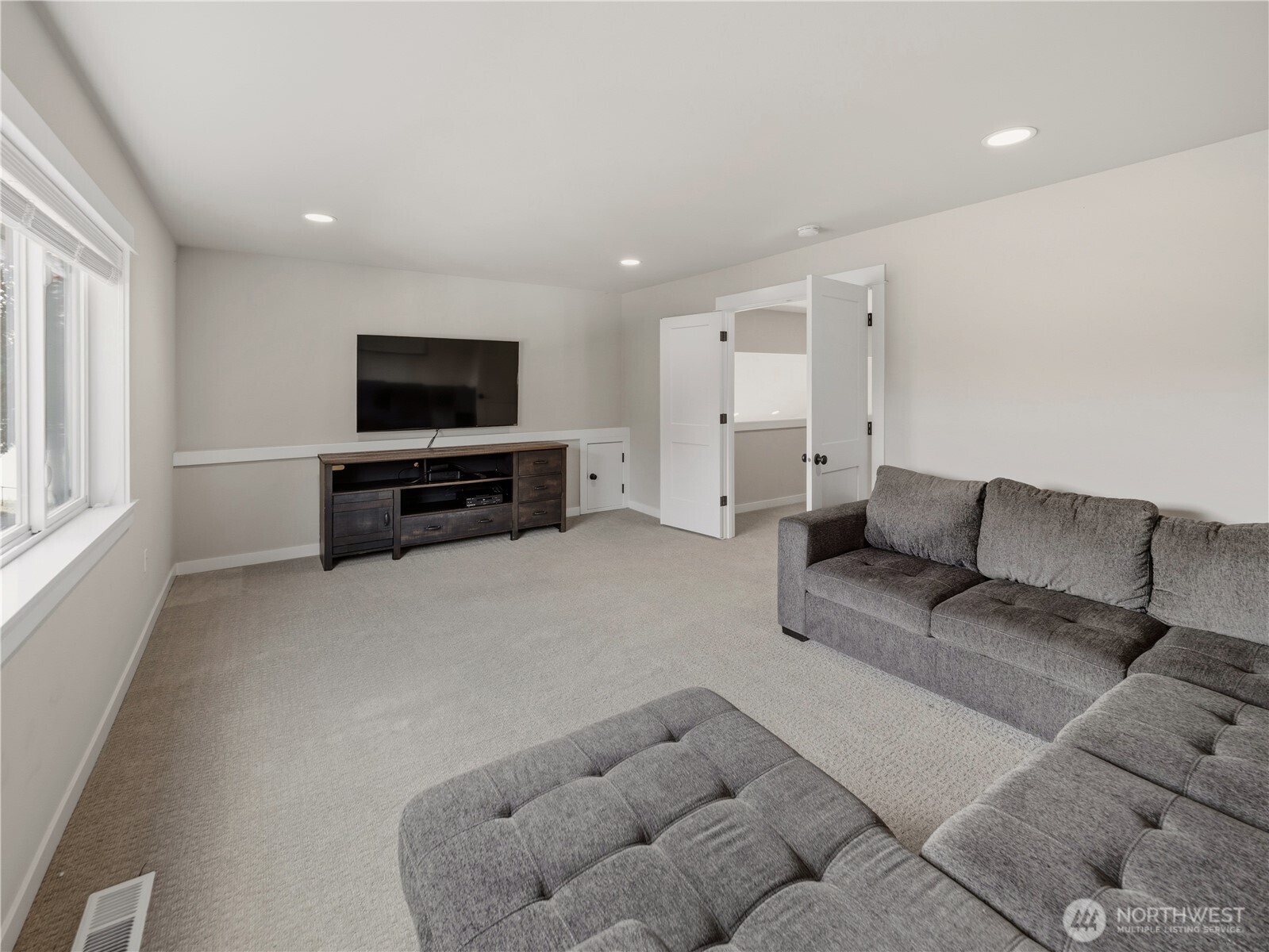 Black Diamond, Washington, 98010, United States, 5 Bedrooms Bedrooms, ,5 BathroomsBathrooms,Residential,Active,2032942