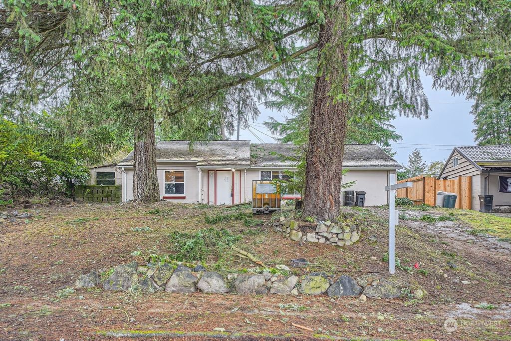 Photo of 15313 Interlake Avenue N, Shoreline, WA 98133 (MLS # 2312208)