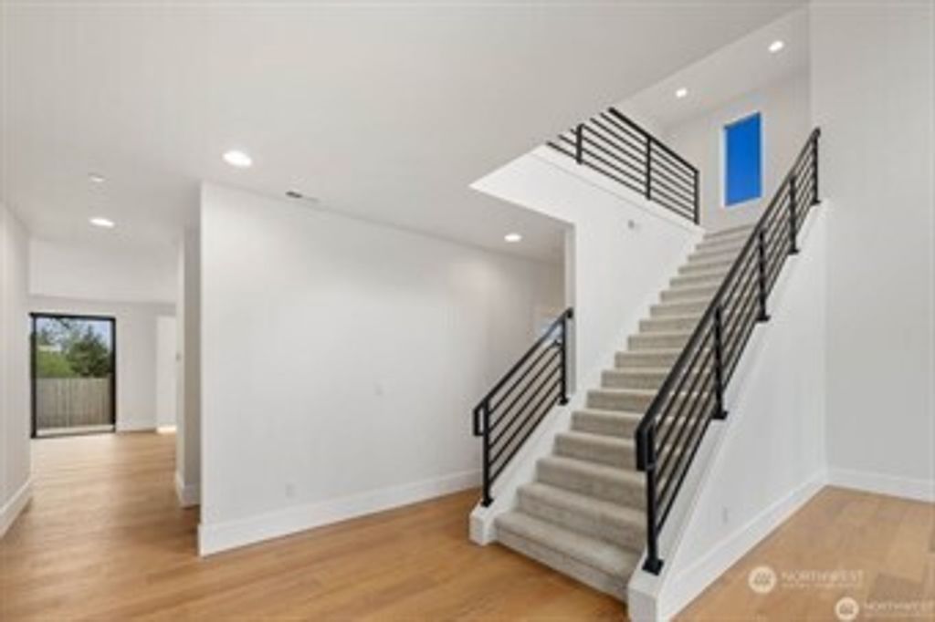 Photo of 7623 NE 198th Court, Kenmore, WA 98028 (MLS # 2531038)