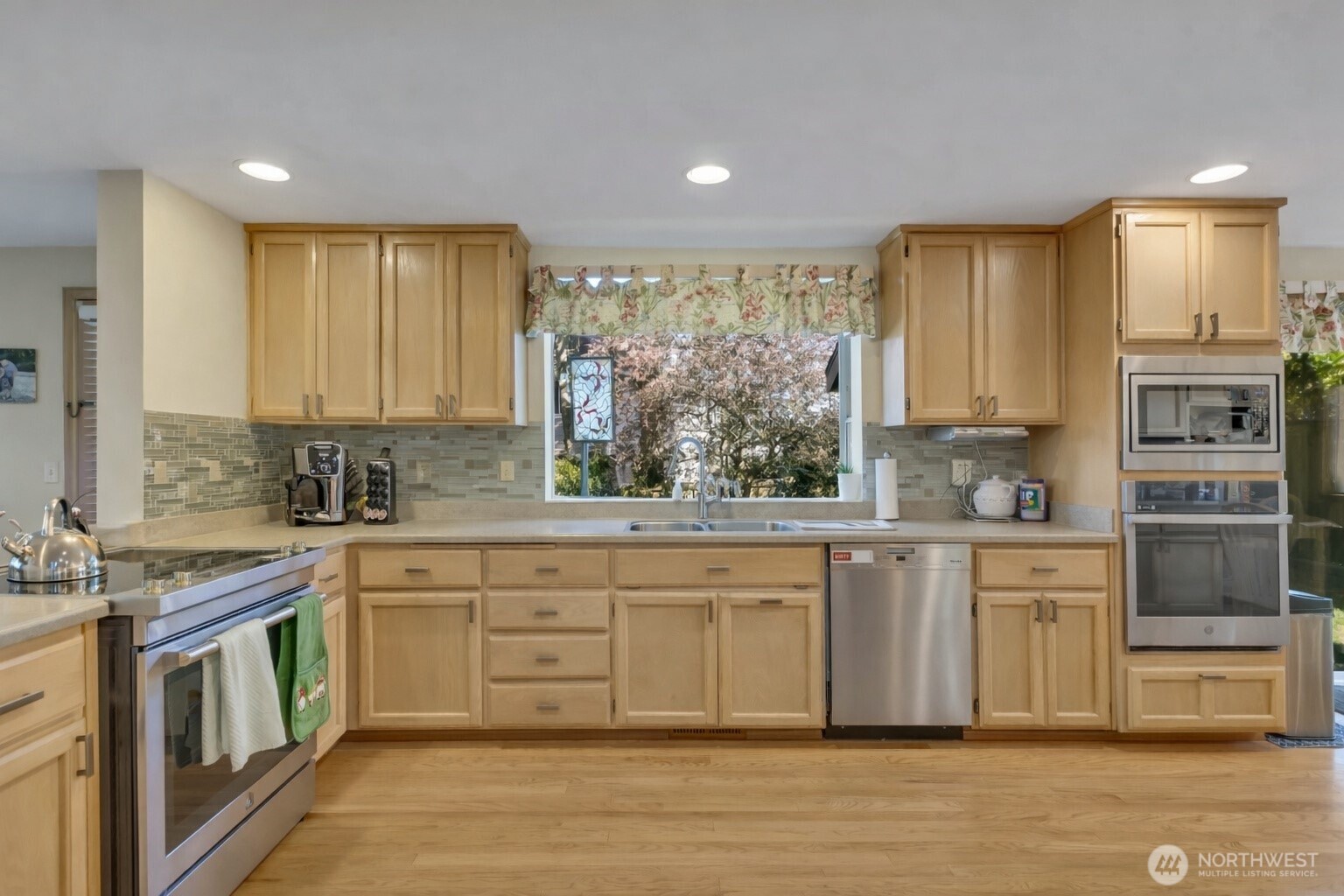 Woodinville, Washington, 98072, United States, 4 Bedrooms Bedrooms, ,3 BathroomsBathrooms,Residential,Active,2035141