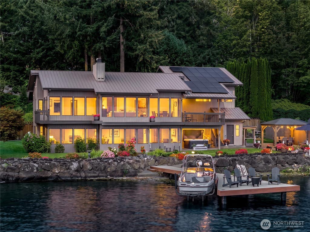 Photo of 2825 E Lake Sammamish Parkway NE, Sammamish, WA 98074 (MLS # 2569133)