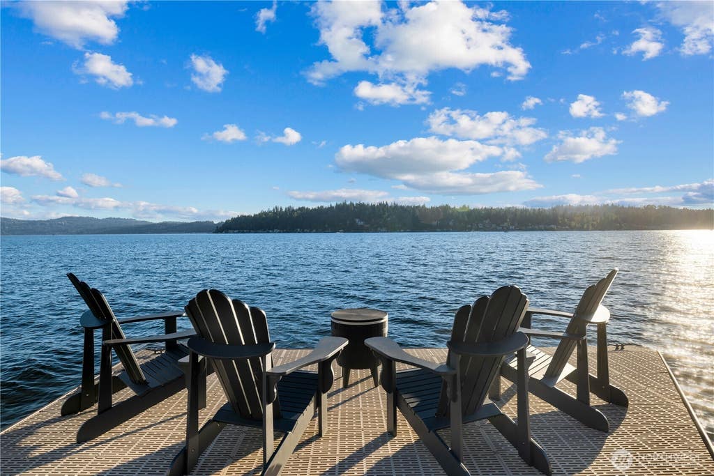 Photo of 2825 E Lake Sammamish Parkway NE, Sammamish, WA 98074 (MLS # 2569133)