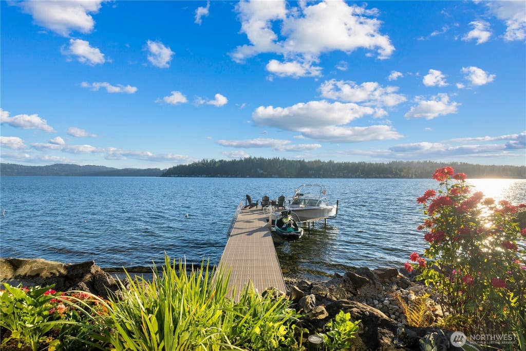 Photo of 2825 E Lake Sammamish Parkway NE, Sammamish, WA 98074 (MLS # 2569133)