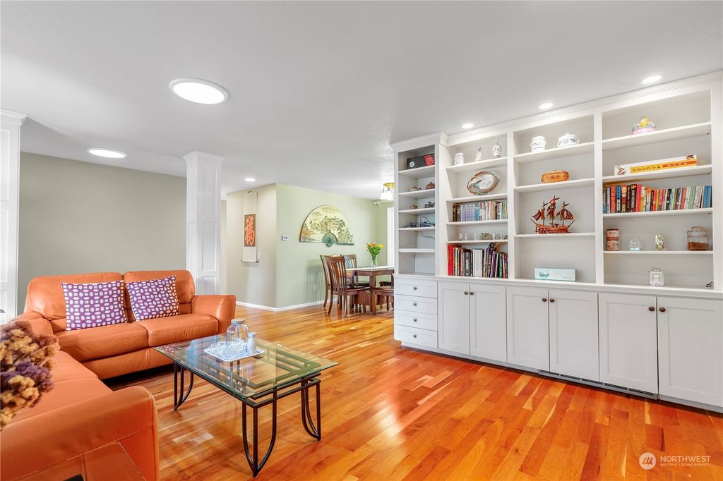 Photo of 15810 SE 42nd Place, Bellevue, WA 98006 (MLS # 2157991)