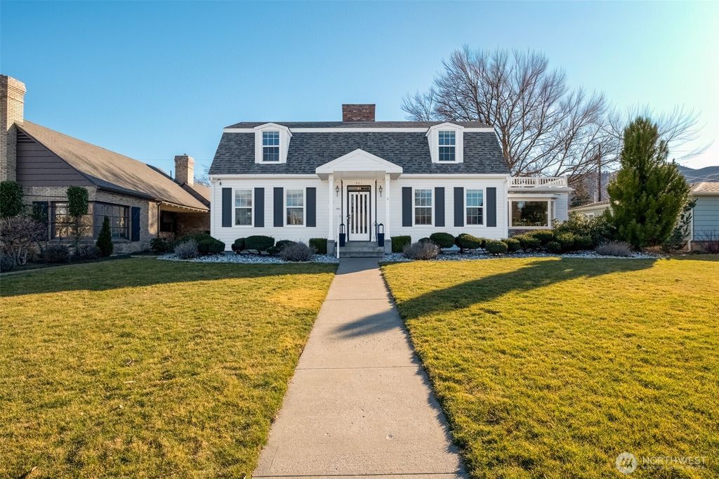 Photo of 941 Idaho Street St, Wenatchee, WA 98801 (MLS # 2485602)