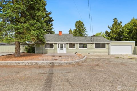 Photo of 11636 13th Avenue SW, Burien, WA 98146 (MLS # 2527878)