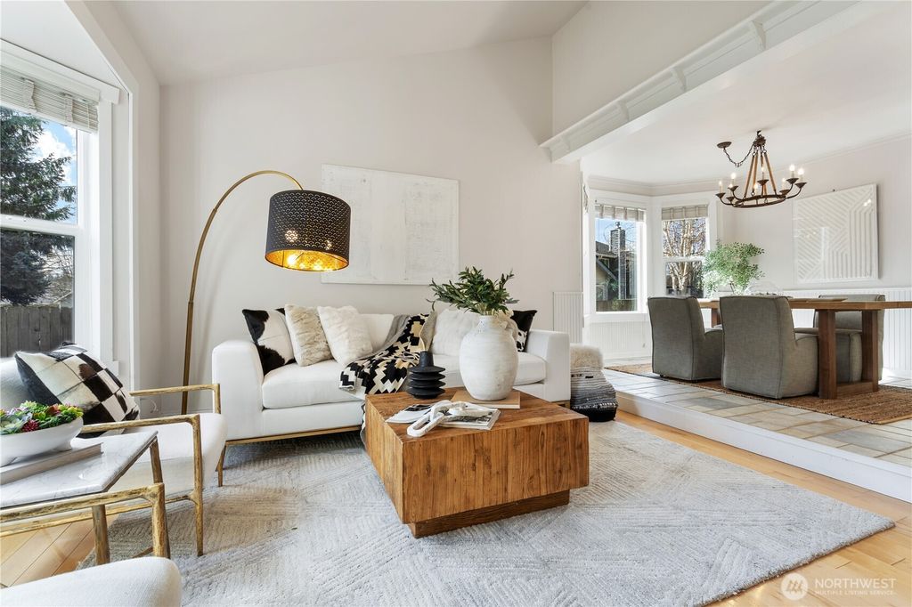 Photo of 12814 NE 101st Place, Kirkland, WA 98033 (MLS # 2338196)