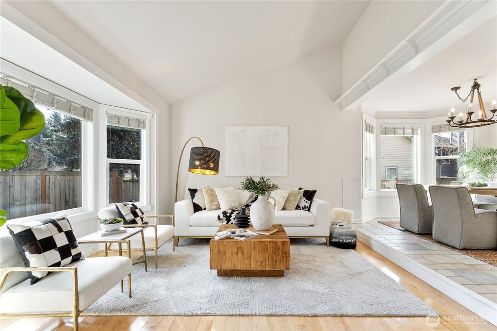 Photo of 12814 NE 101st Place, Kirkland, WA 98033 (MLS # 2338196)