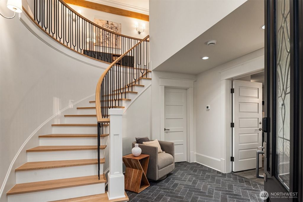 Photo of 702 2nd Street S, Kirkland, WA 98033 (MLS # 2411133)