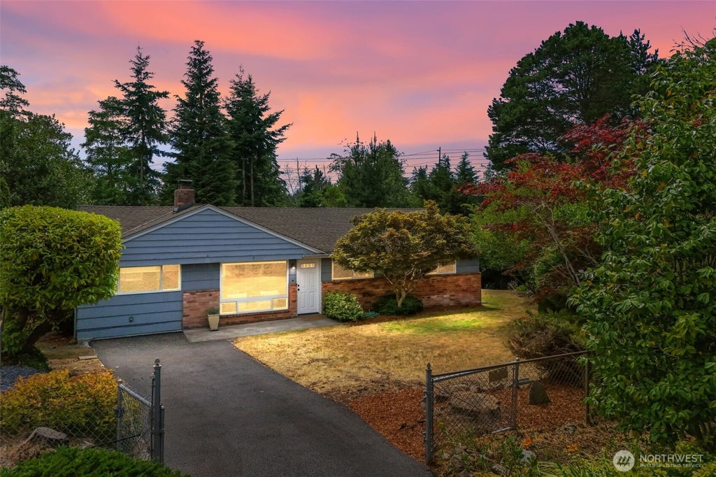 Photo of 901 NE 148th Street, Shoreline, WA 98155 (MLS # 2536110)