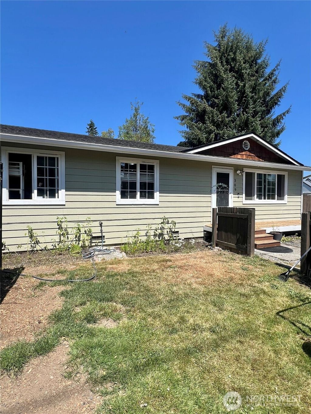 Photo of 309 W Galena Street, Granite Falls, WA 98252 (MLS # 2558553)