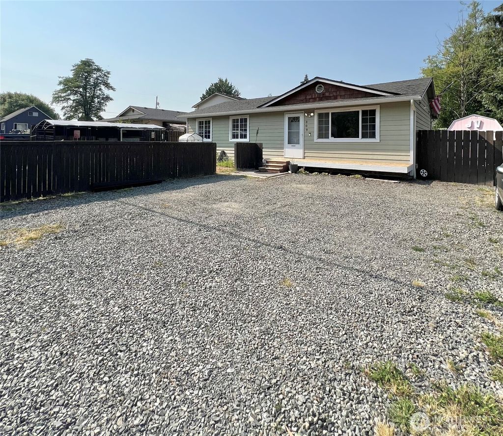 Photo of 309 W Galena Street, Granite Falls, WA 98252 (MLS # 2558553)