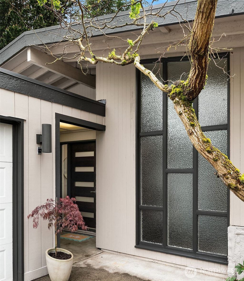 Photo of 3865 80th Avenue SE, Mercer Island, WA 98040 (MLS # 2363471)