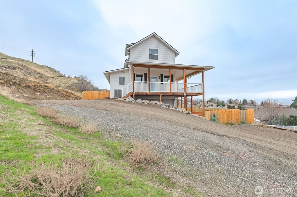 Photo of 1900 Cumbo Court, Wenatchee, WA 98801 (MLS # 2459250)