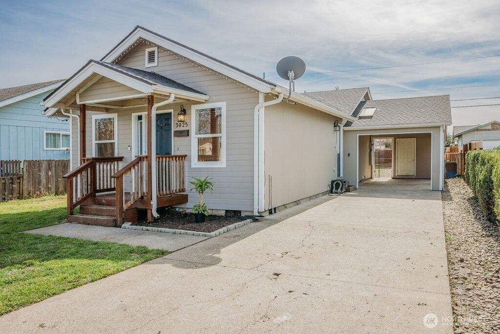 Photo of 3025 Florida Street, Longview, WA 98632 (MLS # 2496965)