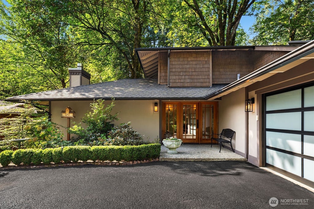 Photo of 2511 131st Place NE, Bellevue, WA 98005 (MLS # 2582178)