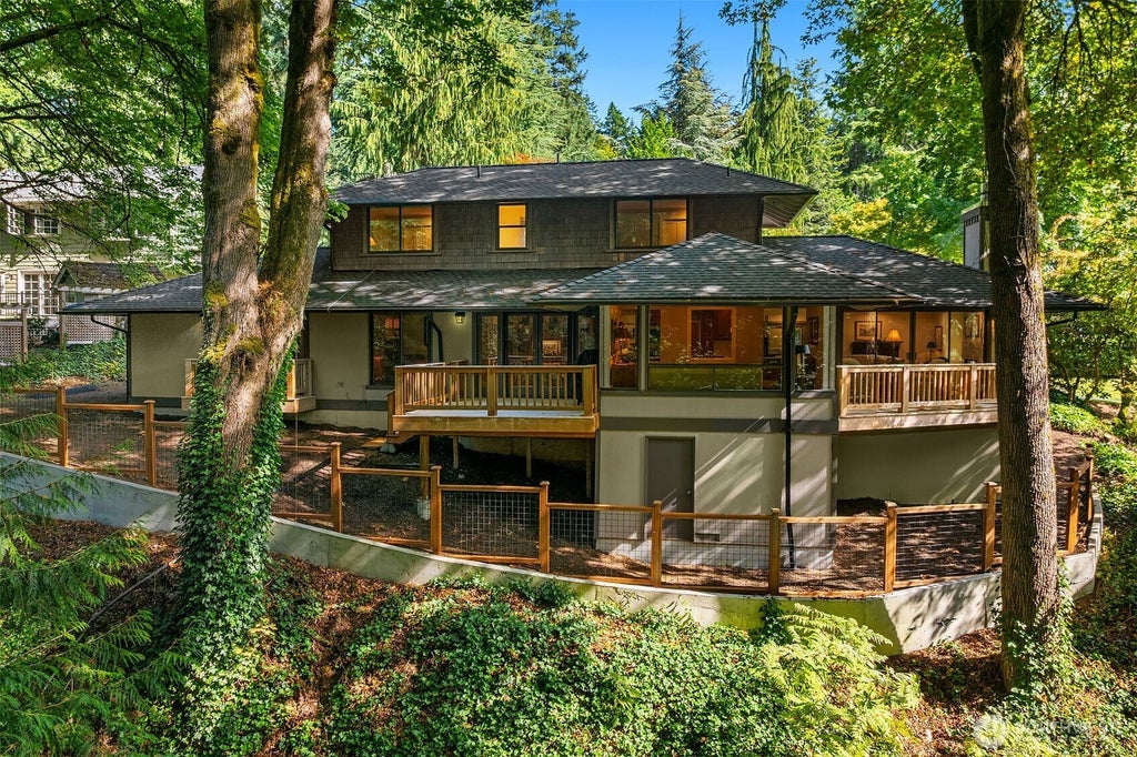 Photo of 2511 131st Place NE, Bellevue, WA 98005 (MLS # 2582178)