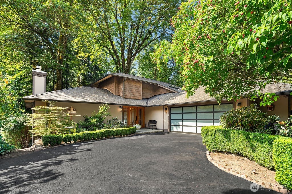 Photo of 2511 131st Place NE, Bellevue, WA 98005 (MLS # 2582178)