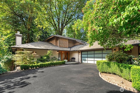 Photo of 2511 131st Place NE, Bellevue, WA 98005 (MLS # 2582178)
