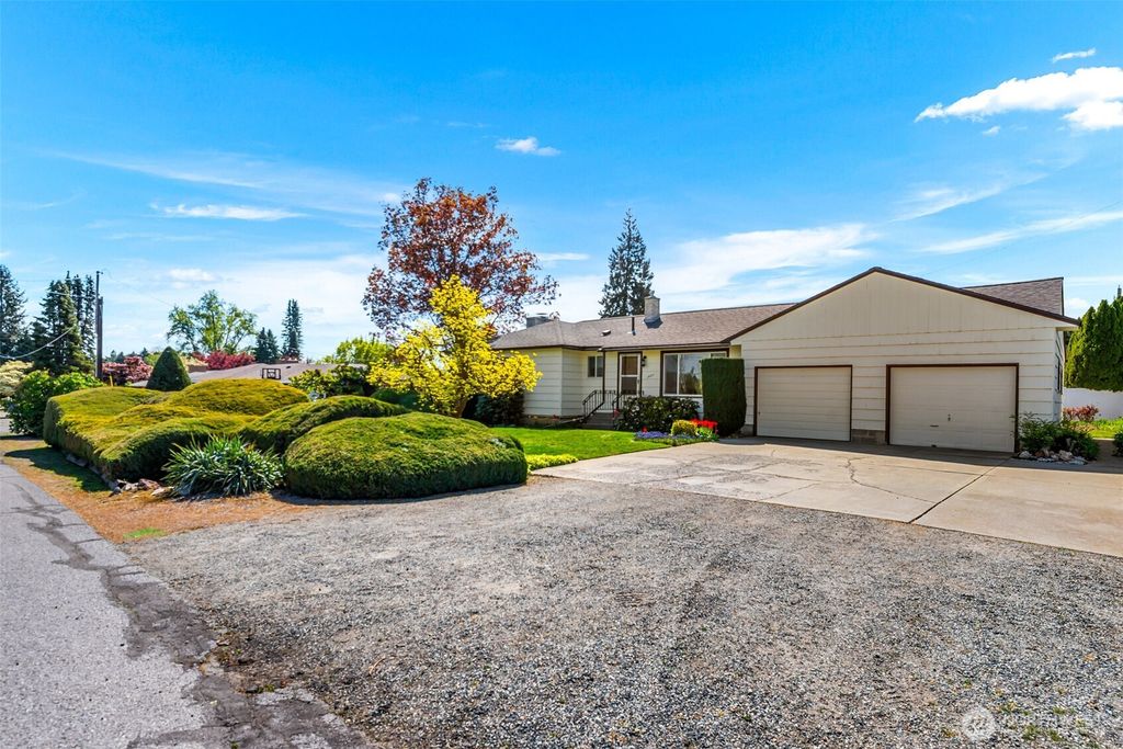 Photo of 1427 2nd Street, Wenatchee, WA 98801 (MLS # 2514813)