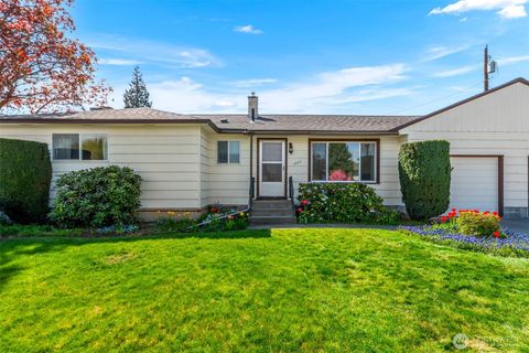 Photo of 1427 2nd Street, Wenatchee, WA 98801 (MLS # 2514813)