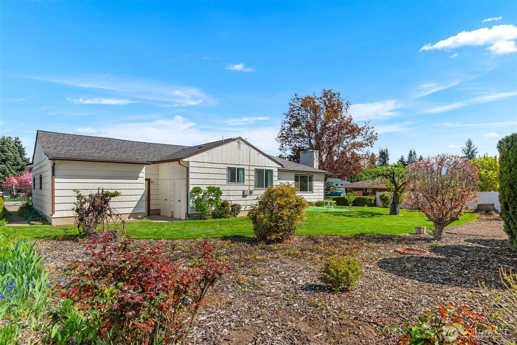 Photo of 1427 2nd Street, Wenatchee, WA 98801 (MLS # 2514813)