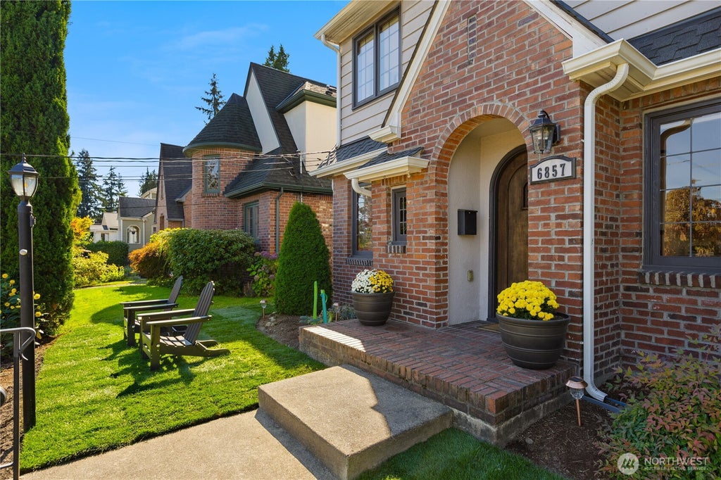 Photo of 6857 32nd Avenue NE, Seattle, WA 98115 (MLS # 2585712)