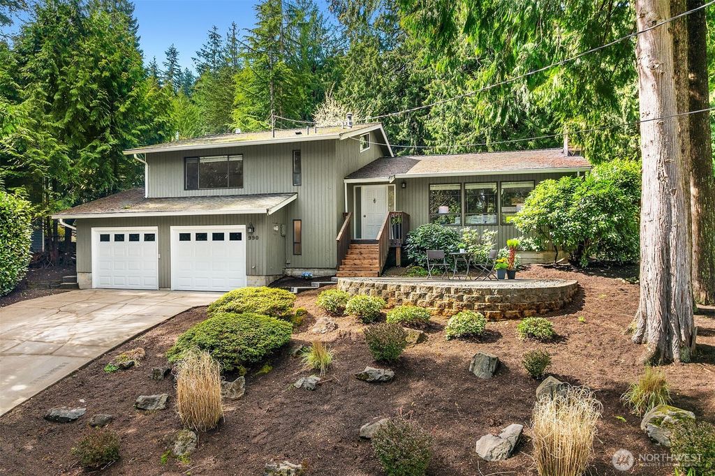 Photo of 990 Greenwood Boulevard SW, Issaquah, WA 98027 (MLS # 2358198)