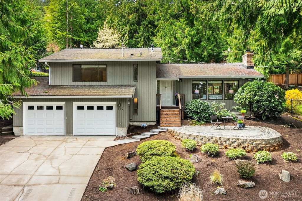 Photo of 990 Greenwood Boulevard SW, Issaquah, WA 98027 (MLS # 2358198)